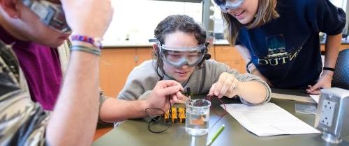 学生们正在进行化学实验