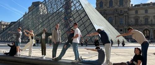 在法国留学期间，bwin体育的学生在卢浮宫前拍照留念.