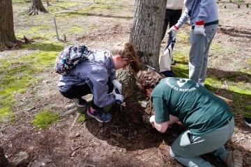 邦纳bwin体育的学生和其他来自全州各地的邦纳人在他们的服务期间努力清理谢尔比市公墓.