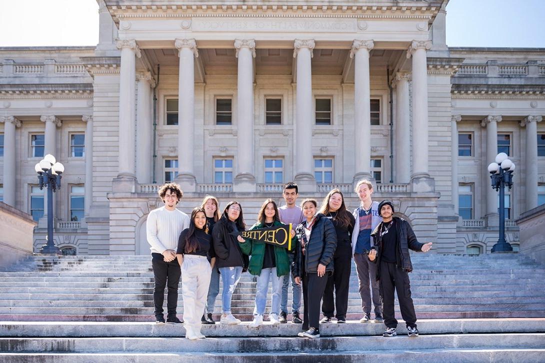 周一，学生们在春假期间参观了肯塔基州议会大厦, 3月20日, 2023. 